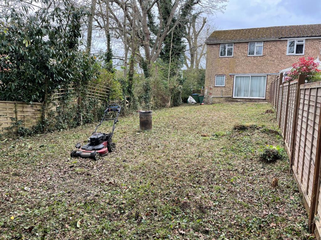 Lot: 127 - HOUSE IN NEED OF REFURBISHMENT AND REPAIR - rear elevation and garden